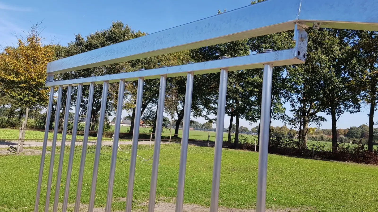 Rotating floating gate of a horse walker with vertical aluminium bars and a galvanised crossbeam