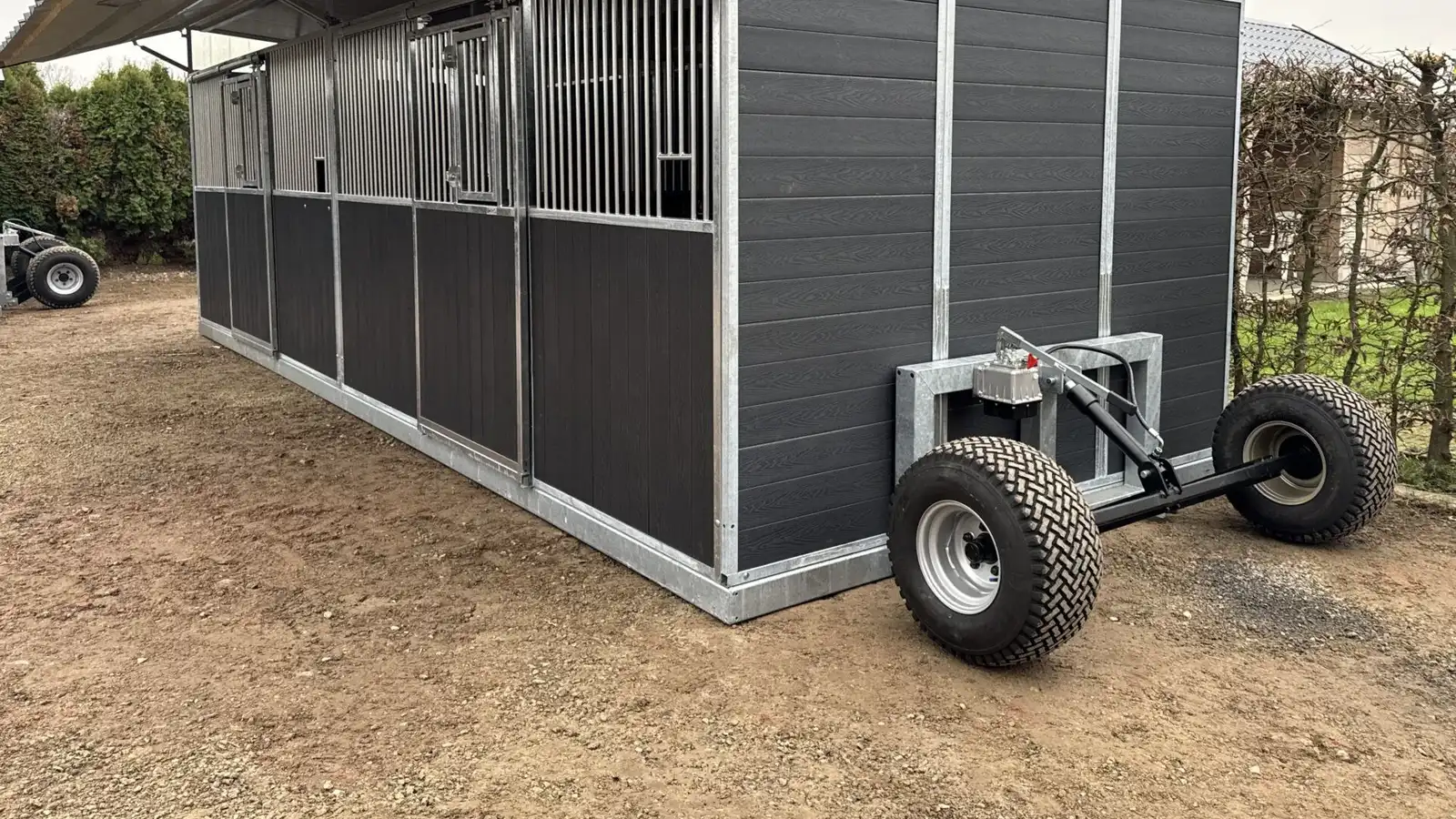 Mobiler Aussenstall auf verzinktem Fahrgestell mit Hydraulikachse und zwei Rädern zum Versetzen